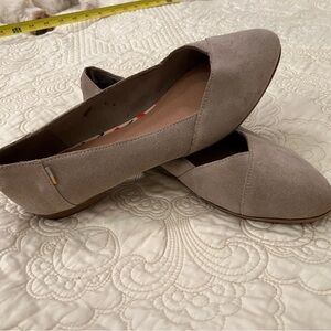 Tom’s Suede Flats